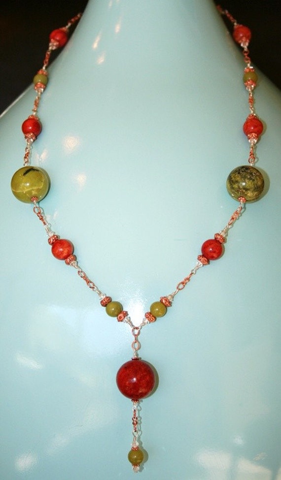 Handgemachte Halskette Mit Kreide Türkis Und Schwammkoralle An Kupferfarbener Kette von MashliDesign