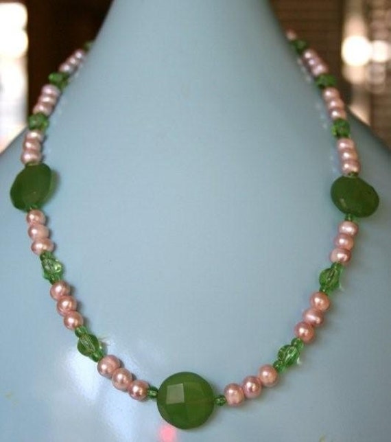 Handgemachte Halskette Süßwasserperle Grüne Jade Halbedelsteine von MashliDesign