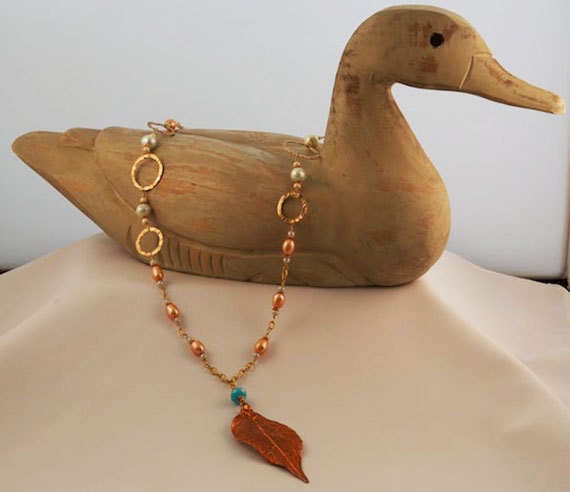 Handgemachte Stilvolle Goldkette Perlen 24K Gold Blatt Anhänger von MashliDesign