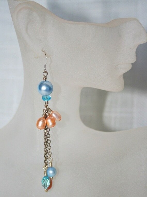 Handgemachter Sterling Silber Ohrring Mit Swarovski Blau Und Pfirsich Perlen von MashliDesign