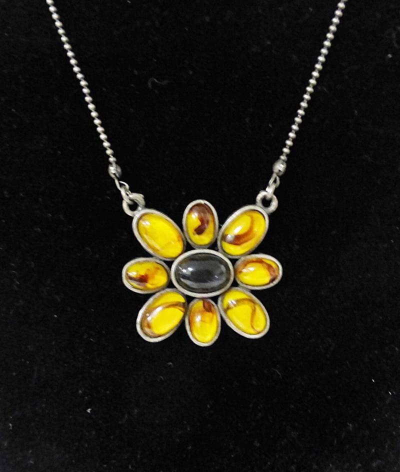 Jahrgang Faux Bernstein Halskette Mit Blumen Center von MashliDesign