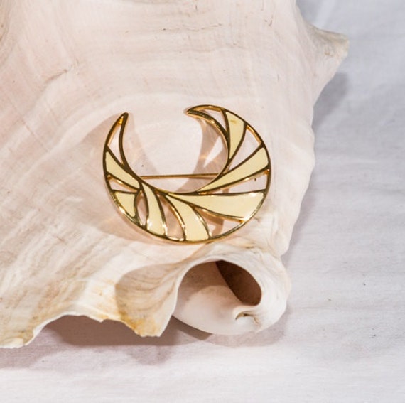 Jahrgang Monet Mondförmige Brosche Anstecknadel Ton Signiert Weißen Emaille von MashliDesign