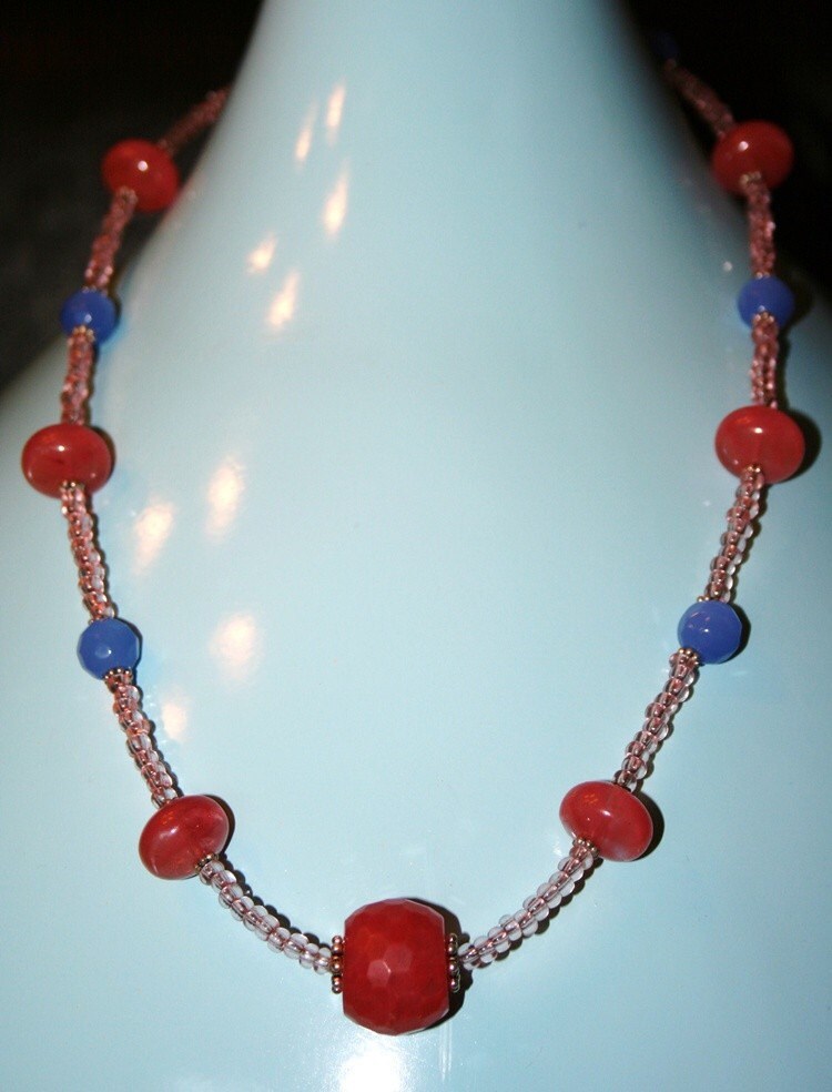 Karneol Und Blaue Kristall Halskette Mit Rosa Glasperlen von MashliDesign