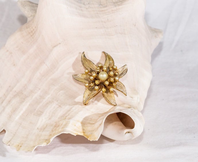 Vintage B.s.k Blume Faux Perle Und Edelsteine Emaille Brosche Anstecknadel Ton Signiert von MashliDesign