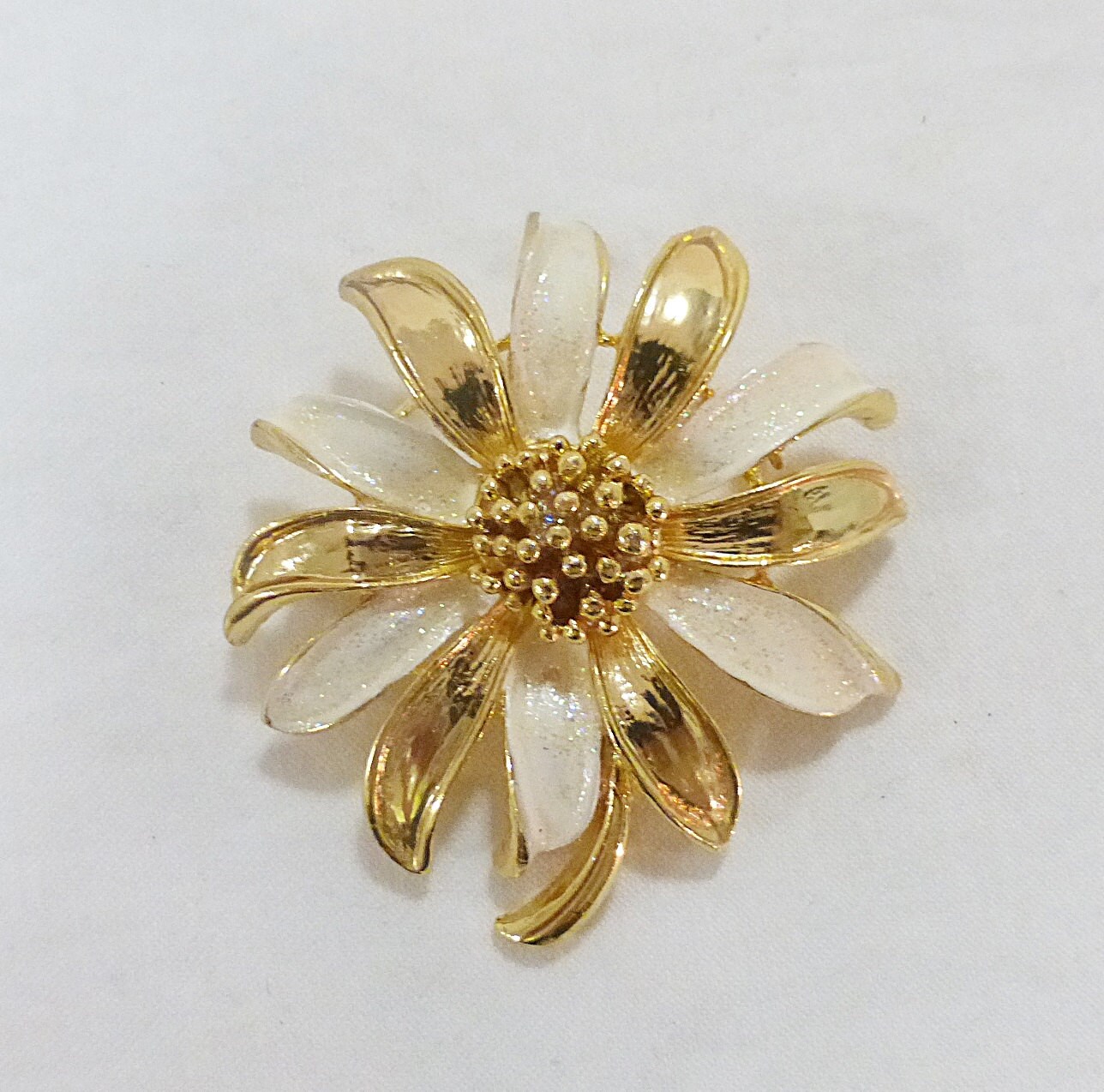 Vintage Blumen Brosche Pin Gold Ton Emaille Floral Vintage Blumen Brosche Pin Gold Ton Emaille Floral von MashliDesign