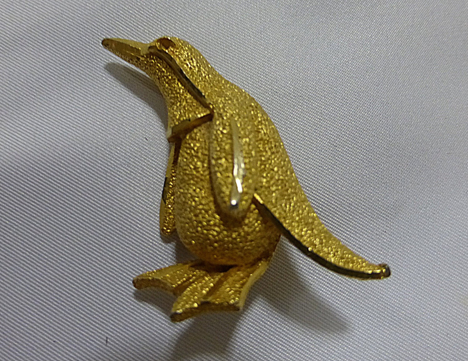 Vintage Brosche/Anstecknadel Signiert Bsk Gold Ton Pinguin Strukturiert Körper Vintage Brosche/Anstecknadel Signiert Bsk Gold Ton Pinguin Strukturiert Körper von MashliDesign