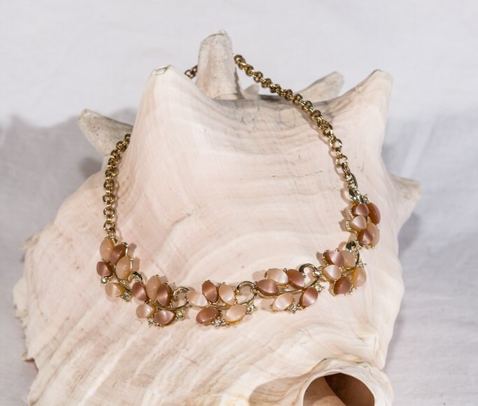 Vintage Duroplast Halskette Gold Ton Mit Braunen Blättern Mitte Des Jahrhunderts von MashliDesign