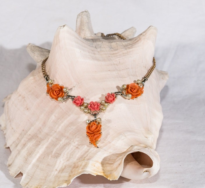 Vintage Duroplast Halskette Gold Ton Rosen Blumen Blüten Kunstperlen, Mitte Des Jahrhunderts von MashliDesign