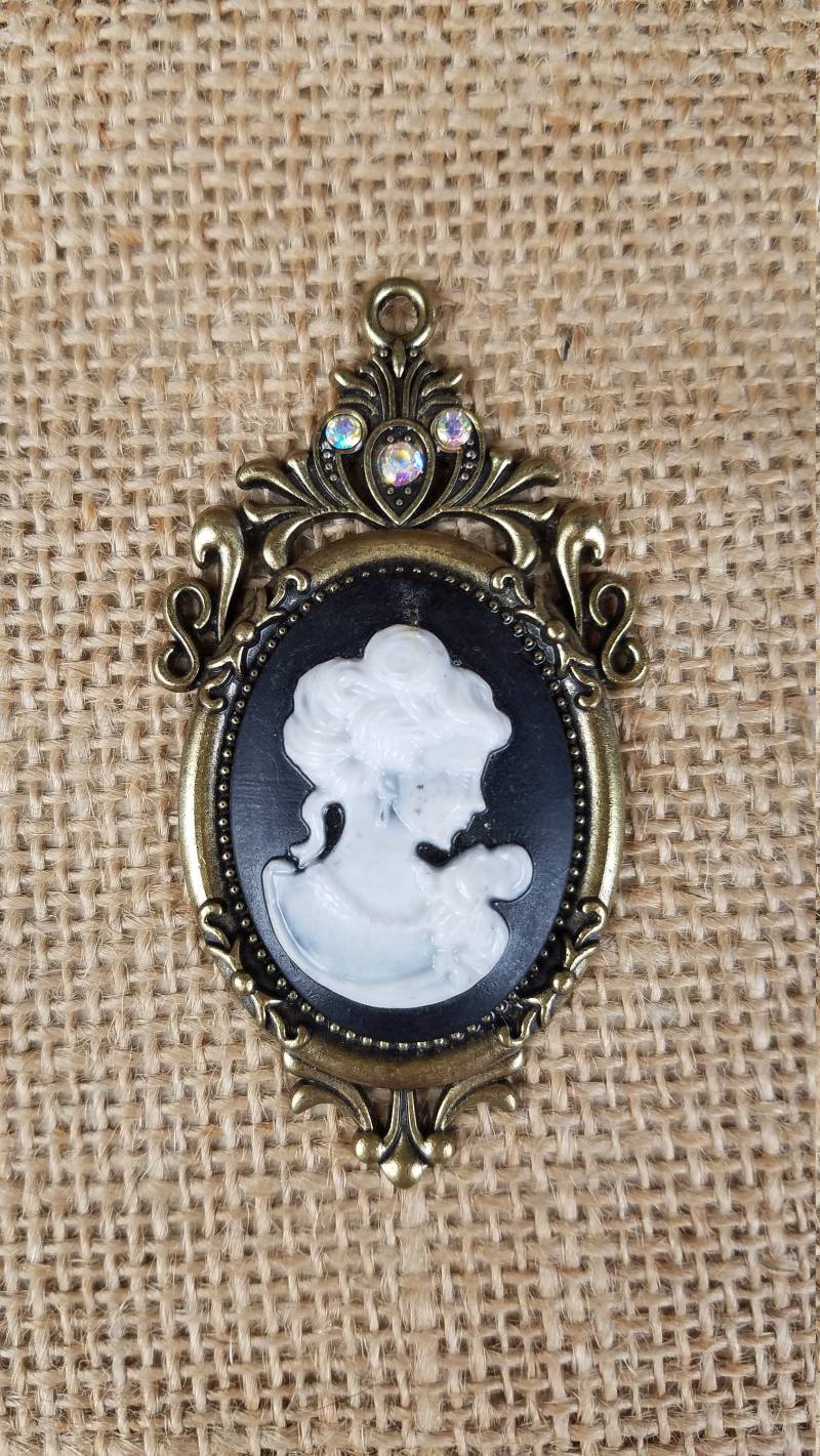 Vintage Gold-Ton-Kamee-Anhänger-Dame-Cabochon von MashliDesign