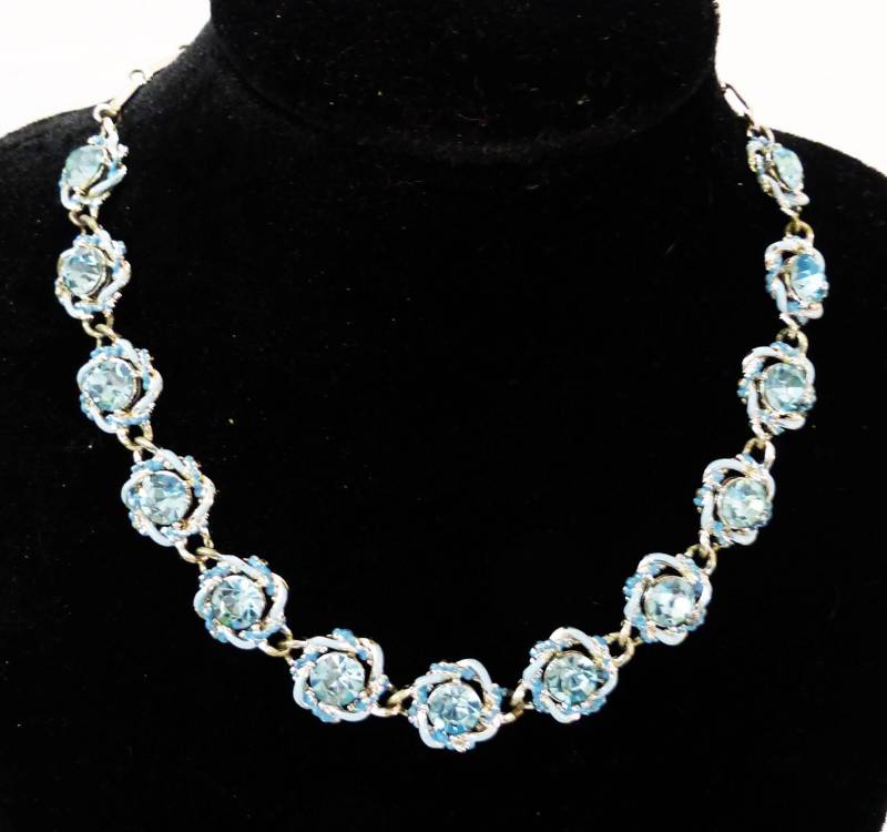 Vintage Halskette Kostüm Blau Glas Und Metall Blumen Silbernen Ton von MashliDesign