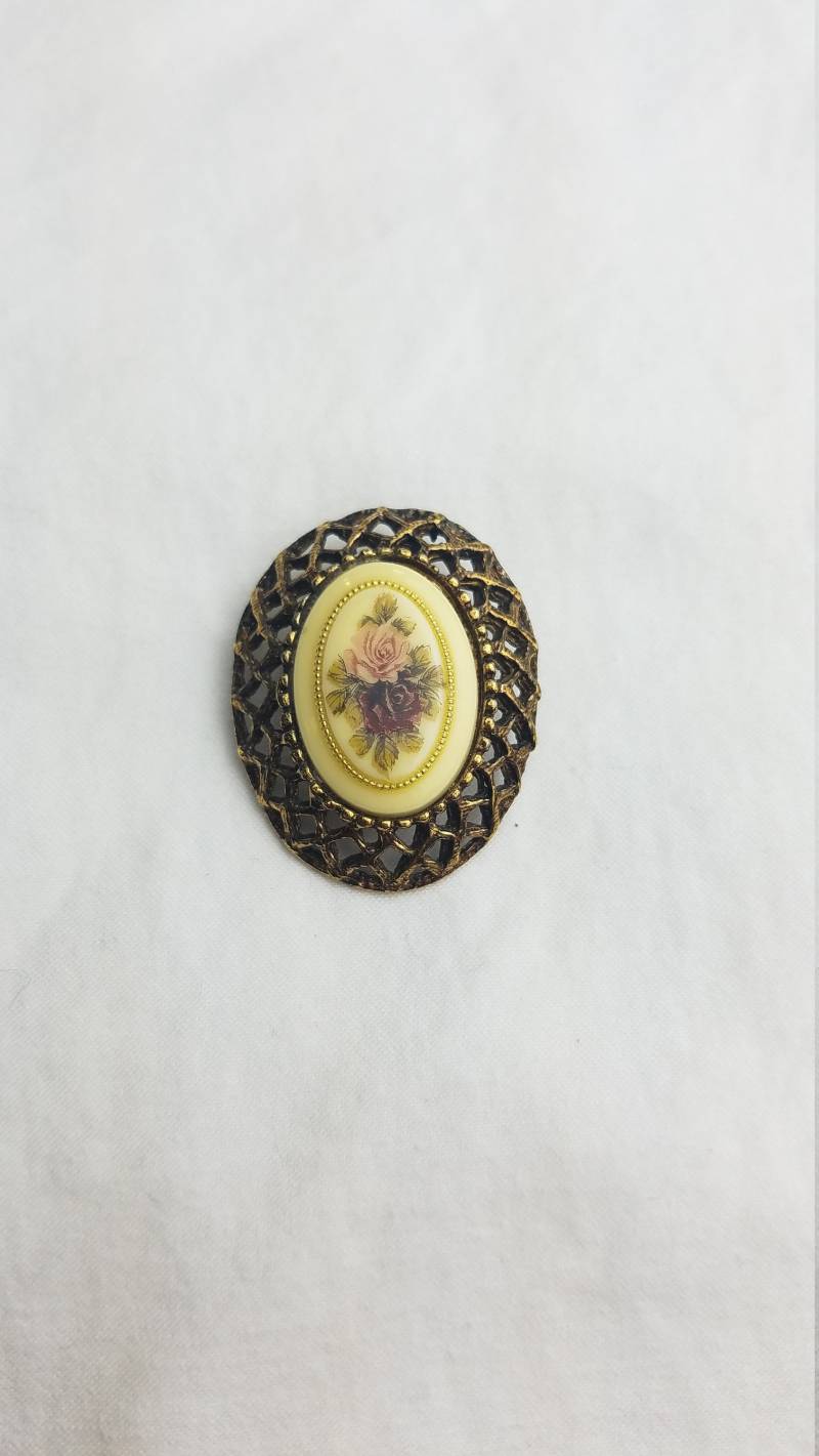 Vintage Kamee Brosche Messing Kunststoff Zentrum Rose Blume von MashliDesign
