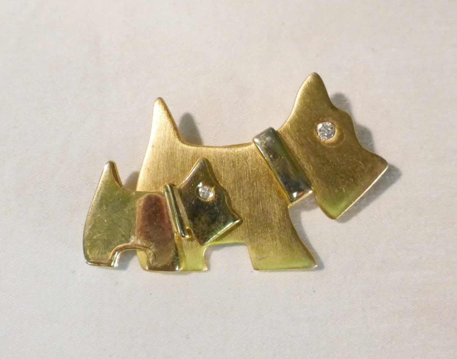 Vintage Schnauzer Scottish Terrier Zwei Hunde Brosche Pin Gold Ton von MashliDesign