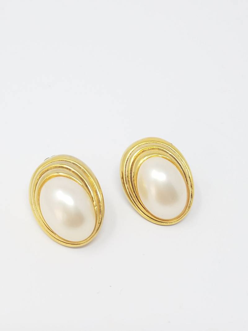 Vintage Tat Oval Dome Cabochon Gold Tone Felge Gestüt Post Signiert Durchbohrte Ohrringe Art Deco Faux Perle von MashliDesign