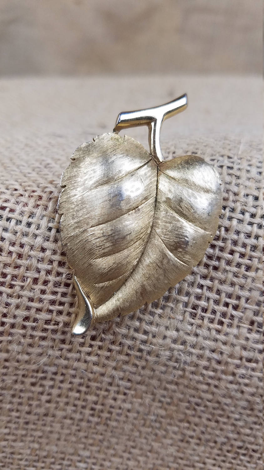 Vintage Trifari Goldton Blatt Brosche Pin-Schmuck Vintage Trifari Goldton Blatt Brosche Pin-Schmuck von MashliDesign