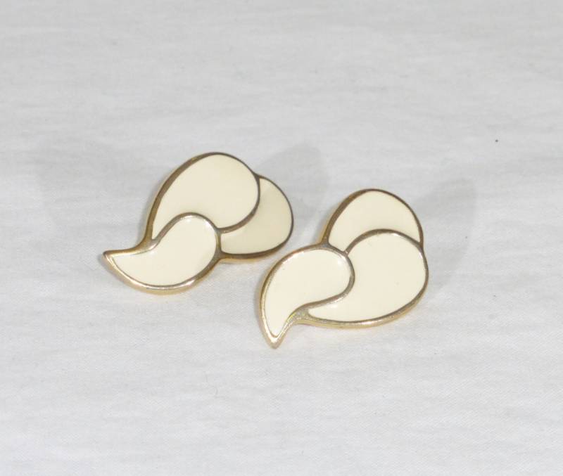 Vintage Trifari Weißer Emaille Goldtone Schraube Zurück Ohrringe von MashliDesign