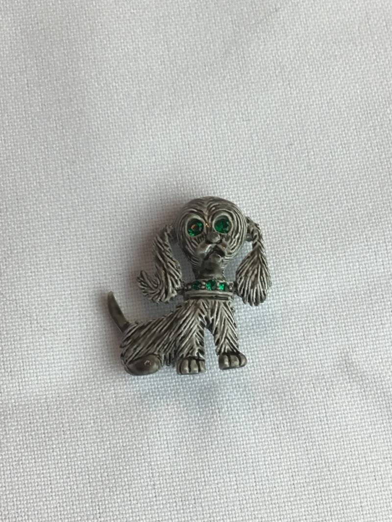 Vintage Unterzeichnet Gerry Grau Emaille Hund Smaragd Grün Strass Brosche von MashliDesign
