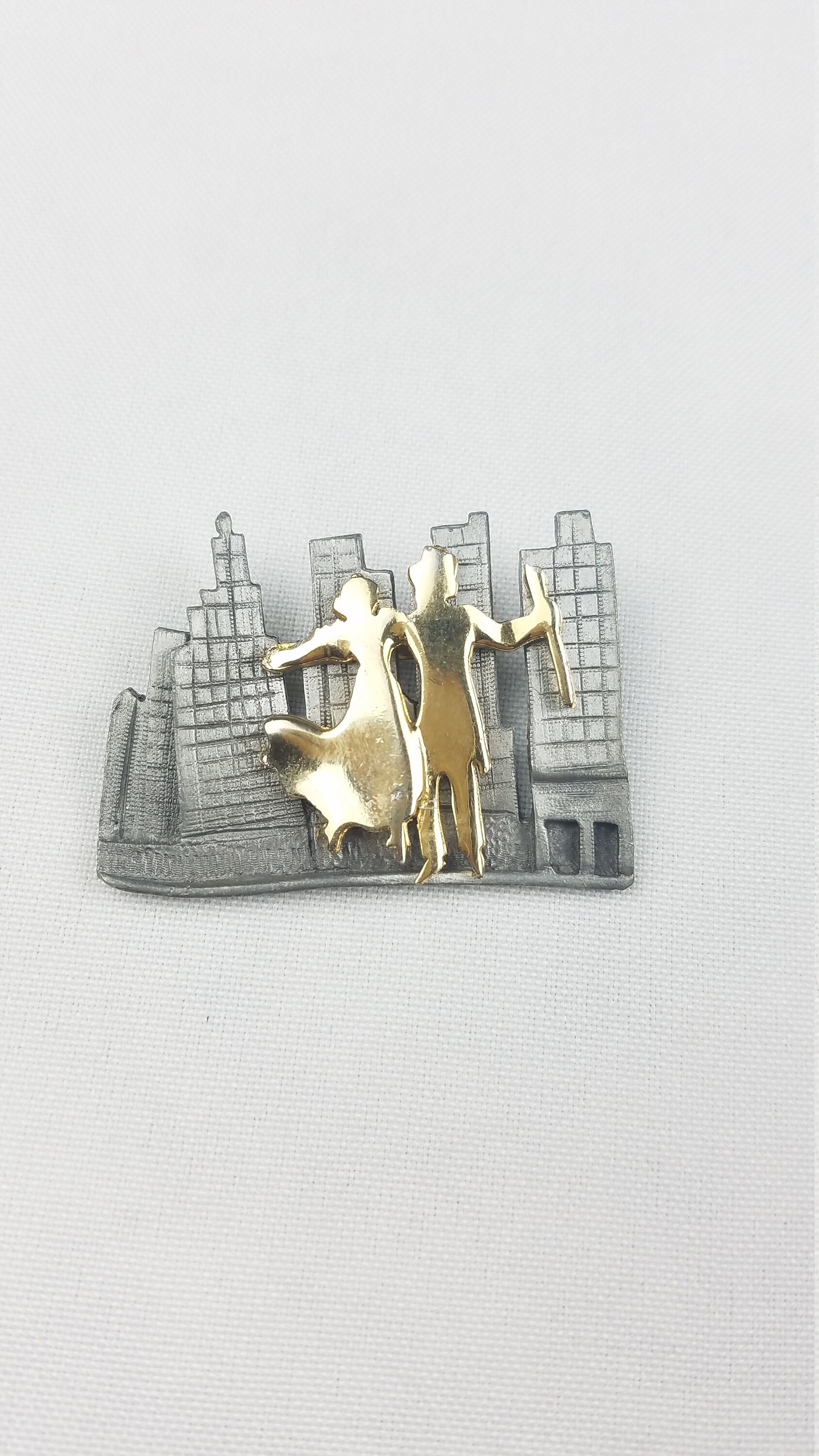 Vtg Ultra-Paar in Der Stadt-Brosche Silber-Gold-Ton Vtg Ultra-Paar in Der Stadt-Brosche Silber-Gold-Ton von MashliDesign