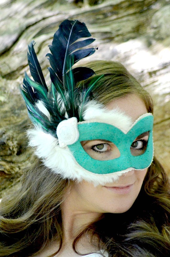 Yue, Handgefertigte Pappmaché Masquerade Ball Maske, Mond Geist Der Nacht in Seafoam Green, Natürlichen Kaninchenfell Und Hand-Perlen Medaillon Yue, Handgefertigte Pappmaché Masquerade Ball Maske, Mond Geist Der Nacht in Seafoam Green, Natürlichen Kaninchenfell Und Hand-Perlen Medaillon von MaskArrayed