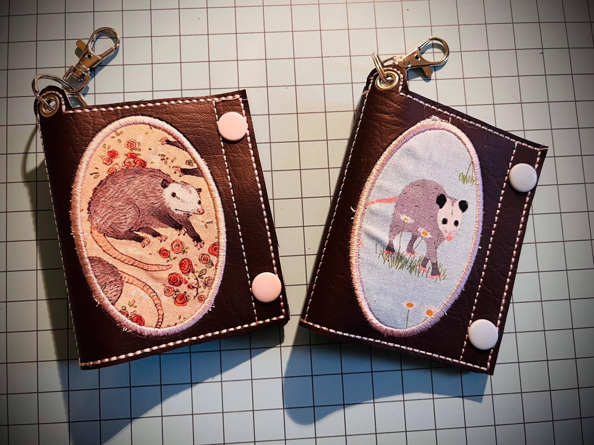 Kleines Snap Portemonnaie Opossum von MaskFairyFB