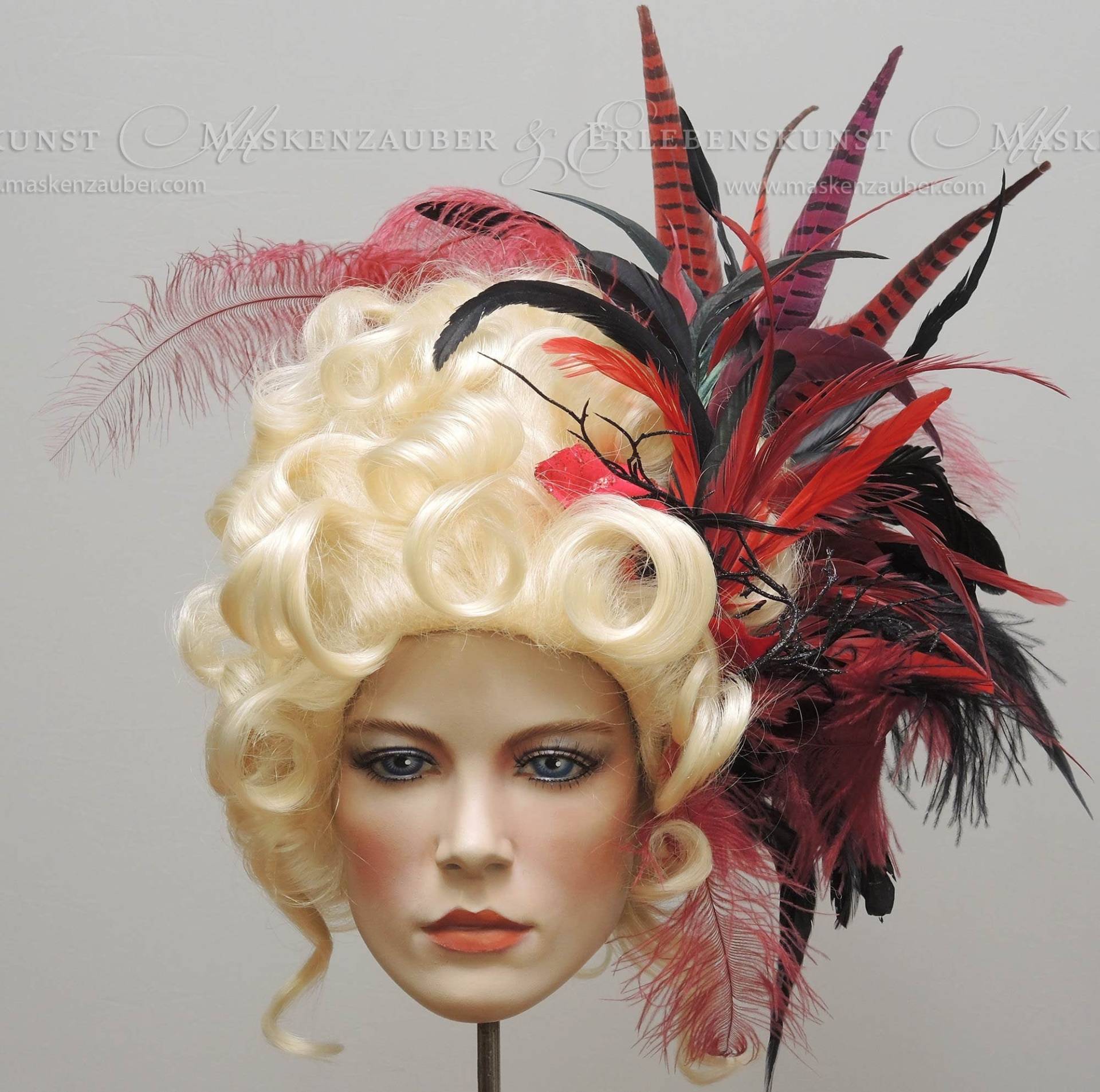 Historical Wig/Burlesque Blond Red & Black Feathers von Maskenzauber