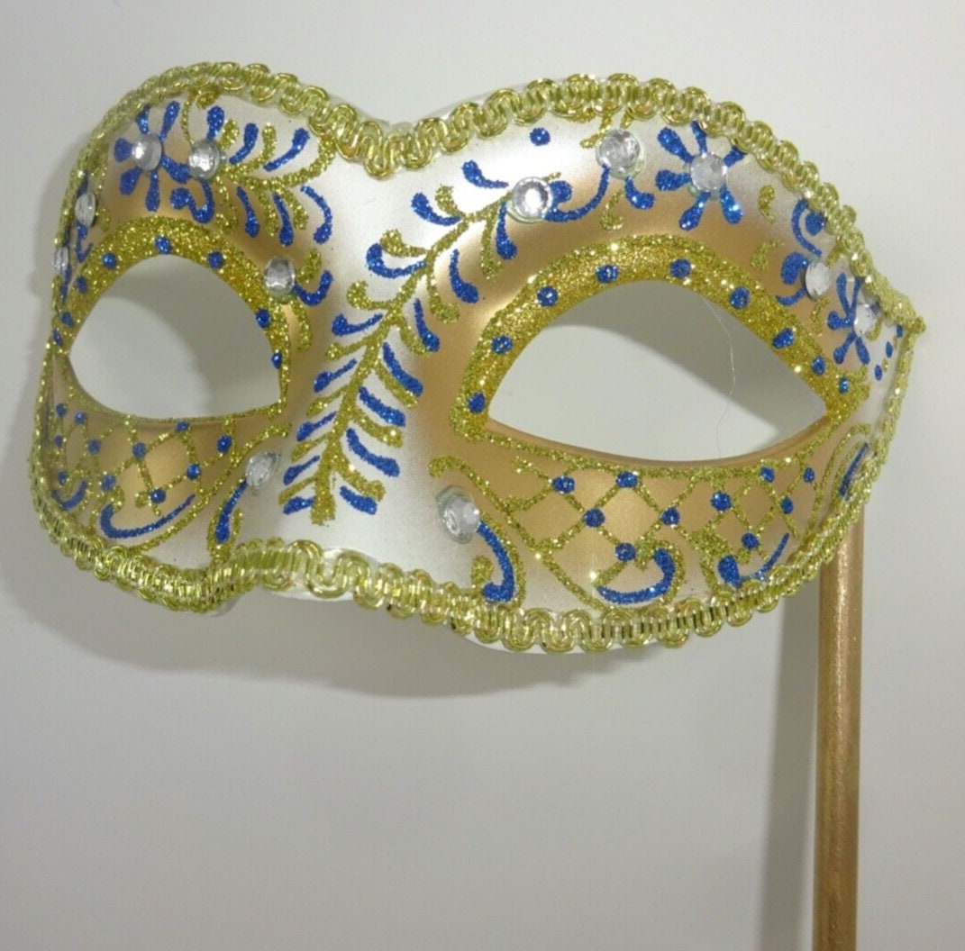 Blau Und Gold Maskenspiel Maske Auf Einem Stick Blau Und Gold Maskenspiel Maske Auf Einem Stick von MasksandTiaras
