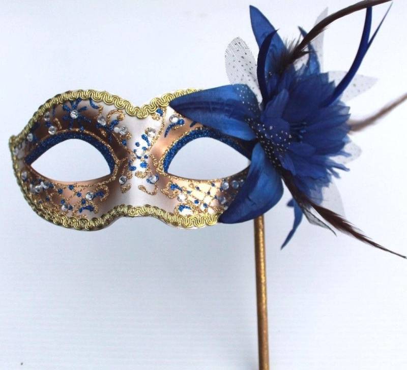 Blau Und Gold Maskenspiel Maske Auf Einem Stick Blau Und Gold Maskenspiel Maske Auf Einem Stick von MasksandTiaras