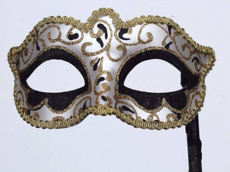 Schwarz Und Gold Maskenspiel Maske Auf Einem Stick Schwarz Und Gold Maskenspiel Maske Auf Einem Stick von MasksandTiaras