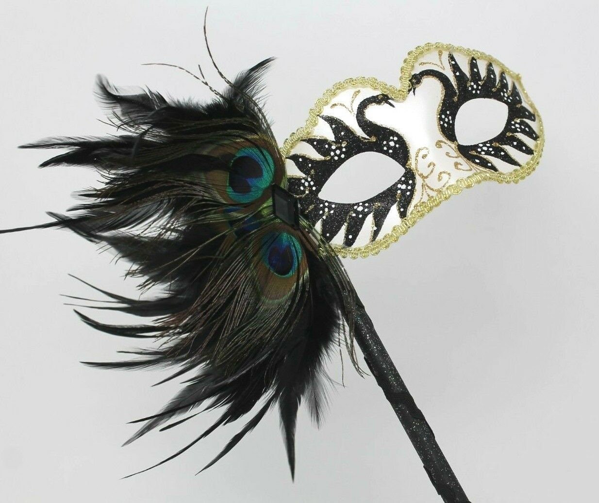 Schwarz Und Gold Maskenspiel Maske Auf Einem Stick Schwarz Und Gold Maskenspiel Maske Auf Einem Stick von MasksandTiaras