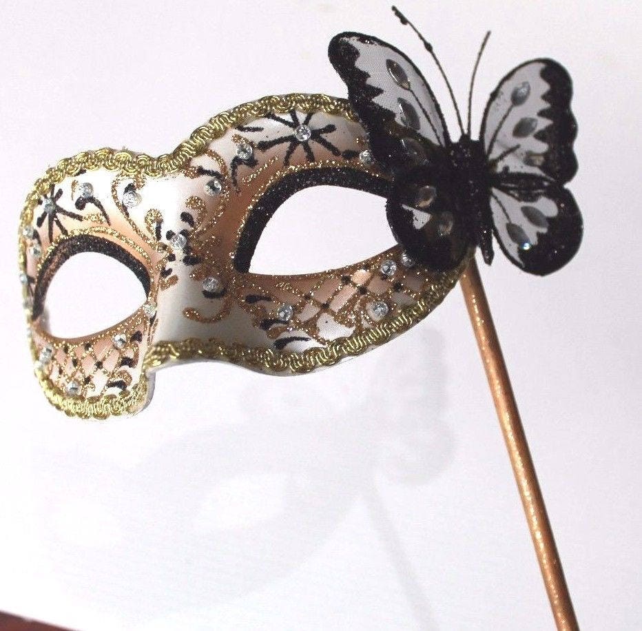 Schwarz Und Gold Maskenspiel Maske Auf Einem Stick Schwarz Und Gold Maskenspiel Maske Auf Einem Stick von MasksandTiaras