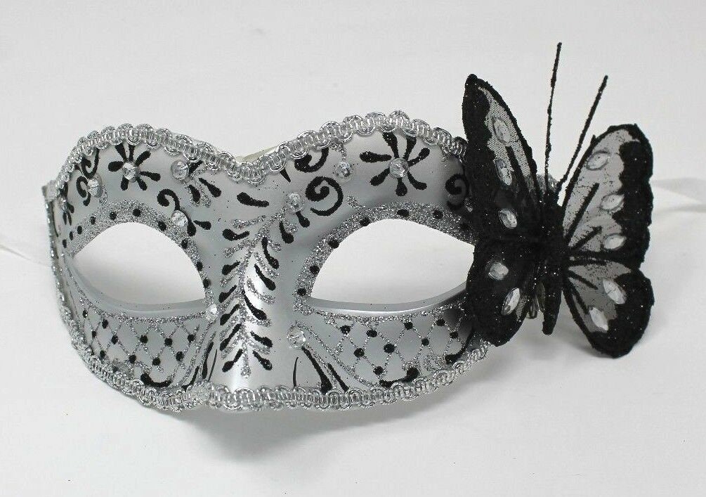 Schwarz Und Silber Diamante Masquerade Maske Mit Schmetterling Detail Schwarz Und Silber Diamante Masquerade Maske Mit Schmetterling Detail von MasksandTiaras