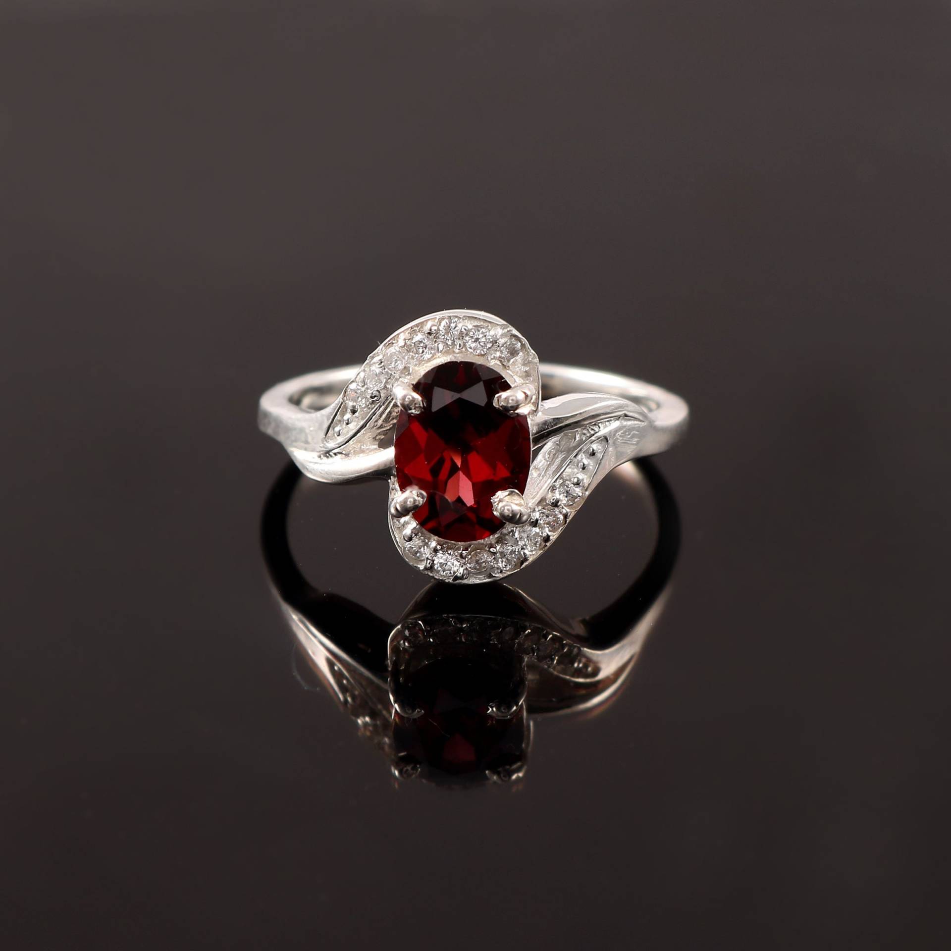 Echter Roter Granat Ring Januar Birthstone 925 Silber Designer Für Frauen Stapelbar Ring, Verlobungsring Edelstein Schmuck Geschenk Sie von MasrratJewels