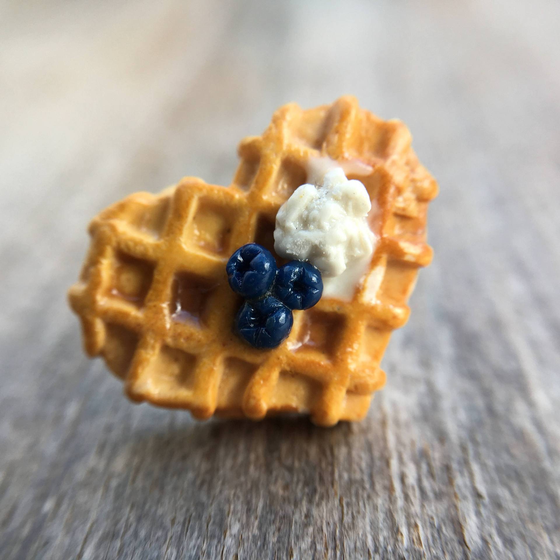 Waffel Ohrstecker - Herzförmige, Polymer Clay, Handgemacht, Waffeln Mit Blaubeeren Und Sahne Waffel Ohrstecker - Herzförmige, Polymer Clay, Handgemacht, Waffeln Mit Blaubeeren Und Sahne von MassarosMarket