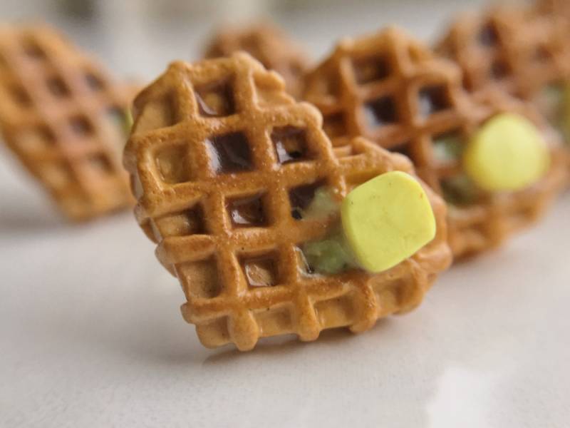 Waffel Ohrstecker - Herzform-Polymer Clay, Handarbeit, Waffeln Mit Butter Waffel Ohrstecker - Herzform-Polymer Clay, Handarbeit, Waffeln Mit Butter von MassarosMarket