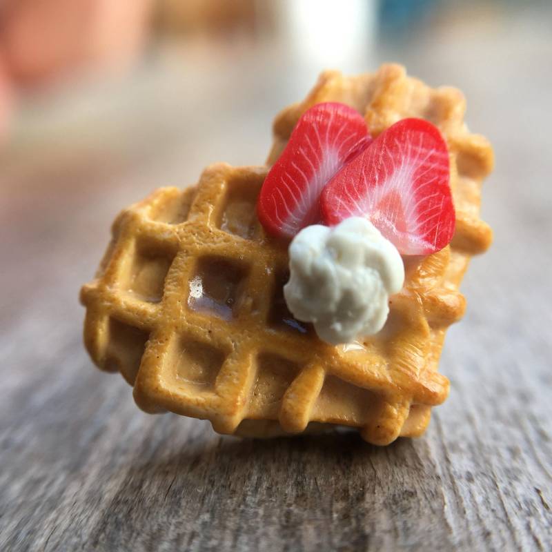 Waffel Ohrstecker - Herzform-Polymer Clay, Handgemacht, Waffeln Mit Erdbeeren Und Sahne Waffel Ohrstecker - Herzform-Polymer Clay, Handgemacht, Waffeln Mit Erdbeeren Und Sahne von MassarosMarket