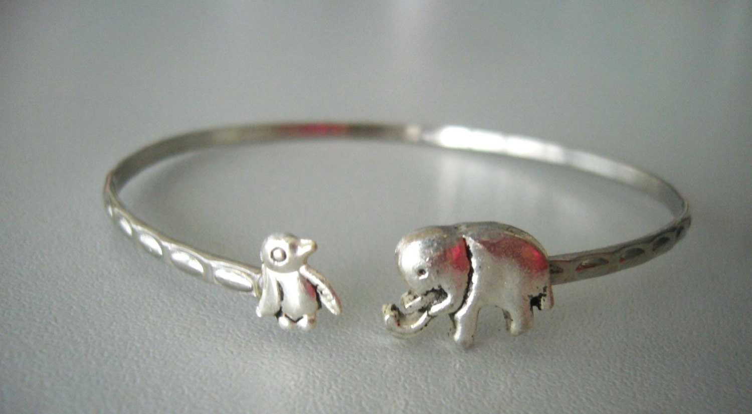 Elefant Manschette Armband Mit Einem Pinguin Wickeln Stil, Tier Armband, Bettelarmband, Armreif von MastaArtShop