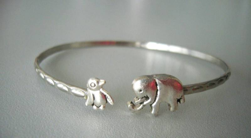 Elefant Manschette Armband Mit Einem Pinguin Wickeln Stil, Tier Armband, Bettelarmband, Armreif von MastaArtShop