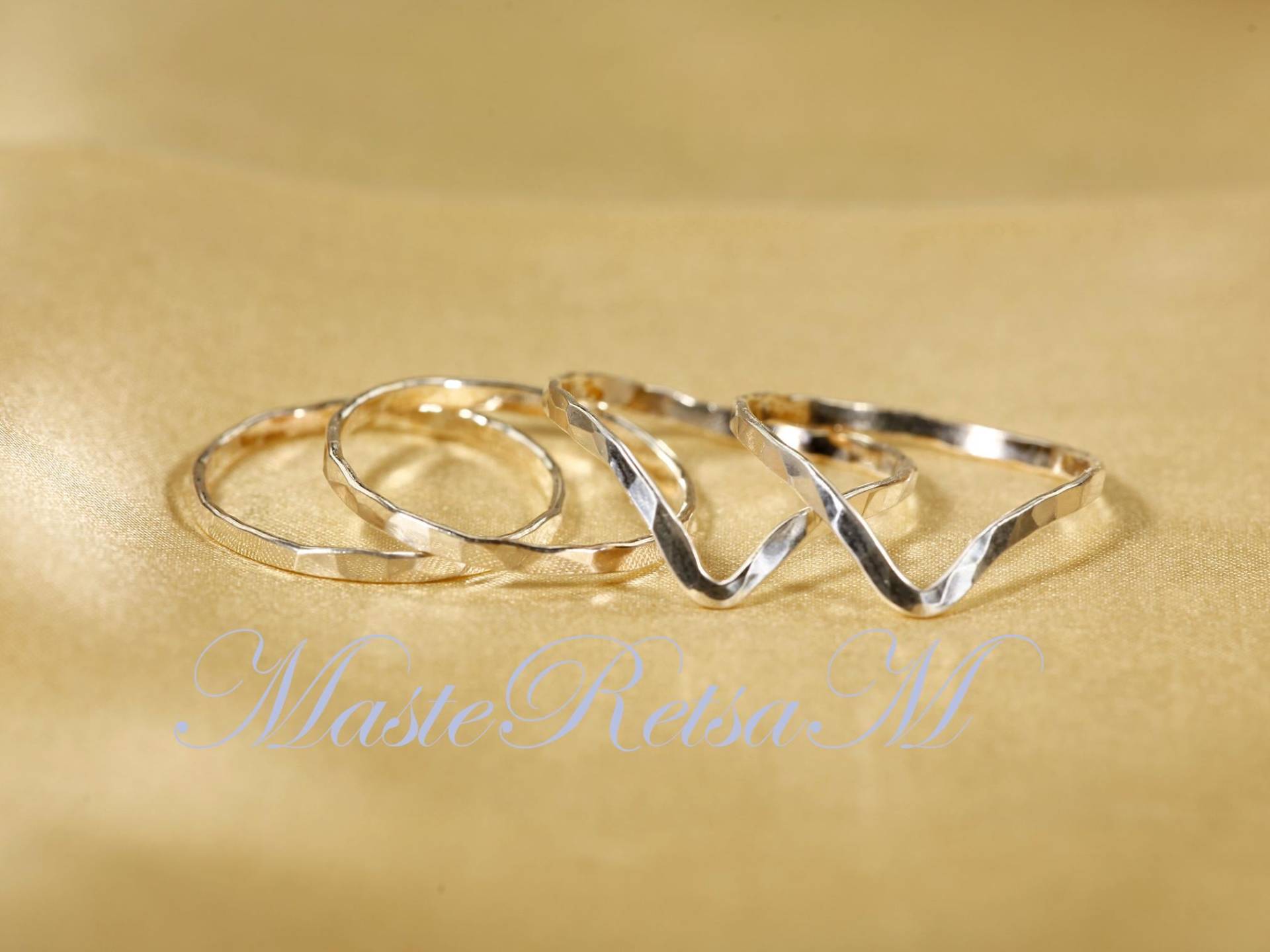 Set F - Handgemachte Sterling Silber Stapelringe Set Gehämmerte & V Ringe von MasteRetsaM
