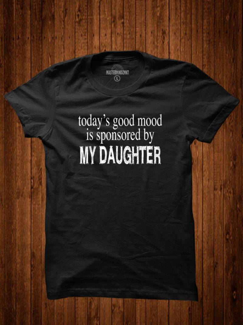 Heute Ist Gute Laune Gesponsert Von Meine Tochter, Geschenkidee, Slogan-T - Shirt, Unisex-T Familie Bekleidung, Väterlichen Mütterliche Bekleidung von MasterMindzMarket