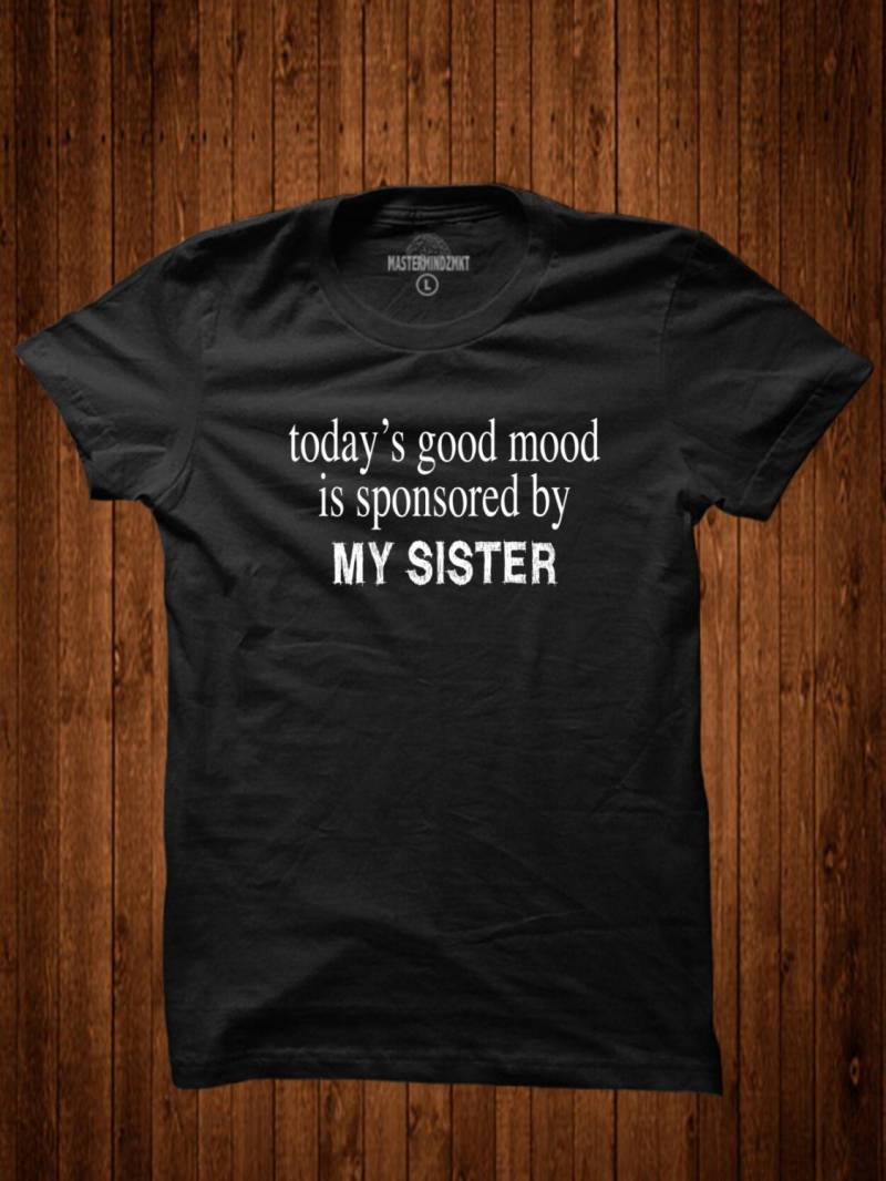 Heute Ist Gute Laune Gesponsert Von Meiner Schwester, Slogan T-Shirt, Unisex Familie Bekleidung, Geschwister Geschenk, Geschenk von MasterMindzMarket