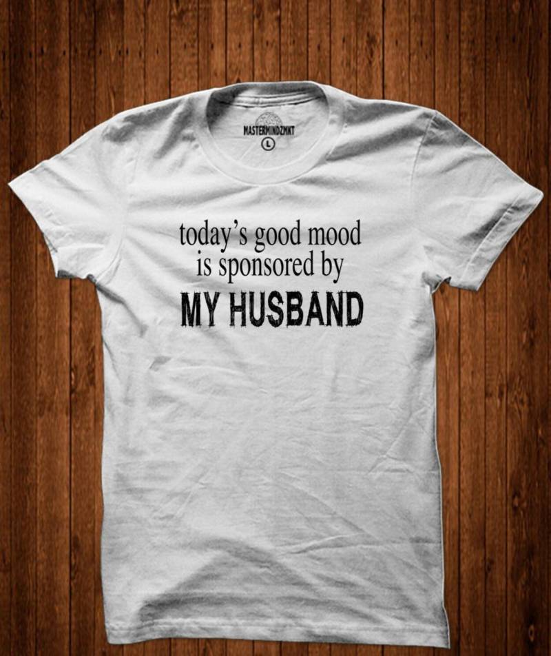 Heute Ist Gute Laune Von Meinem Mann, Slogan-T-Shirt, Geschenkidee, Hochzeitsgeschenk, Jubiläumsgeschenk Für Sie, Ihn, Geschenk Mann Gesponsert von MasterMindzMarket