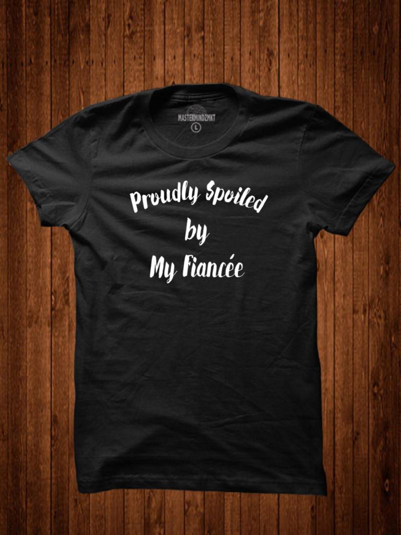stolz Verwöhnt Durch Meine Verlobte, Verlobungsgeschenk, Verlobte Geschenk, Geschenk Für Ihn, Sie, Hemd, Verlobungsfeier von MasterMindzMarket
