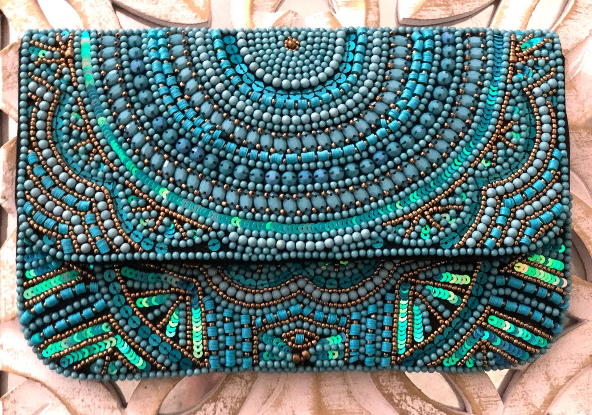 Handgemachte Türkis Perlen Clutch Abendtasche Aus Seide Mit Goldener Kette Handgemachte Türkis Perlen Clutch Abendtasche Aus Seide Mit Goldener Kette von MasterPieceCraftsInt