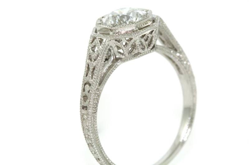 14Kt Handgravierte Weißgold Art-Deco-Design Verlobungsring Mit 1, 00 Ct Weiß Saphir Center von MasterPieceJewelers