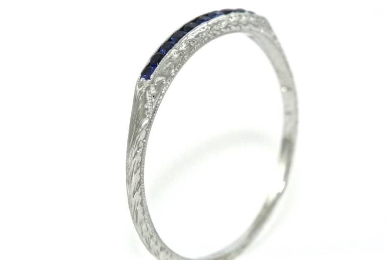 14Kt Weißgold Art Deco Design Blau Saphir Handgraviert Ehering von MasterPieceJewelers