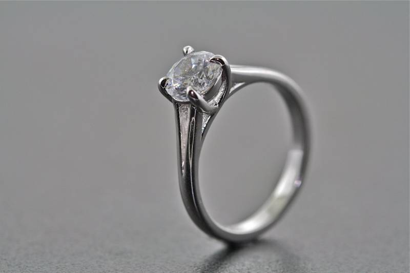 14Kt Weißgold Solitär Verlobung Und Ehering Mit 1Ct Weißen Saphir Zentrum von MasterPieceJewelers