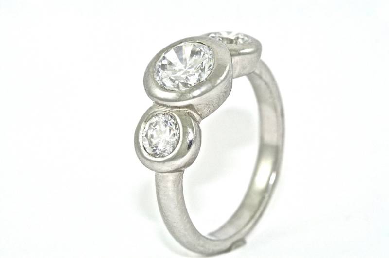 14Kt Weissgold Und 3 Stein Weißer Saphir-Verlobungsring, Ehering von MasterPieceJewelers