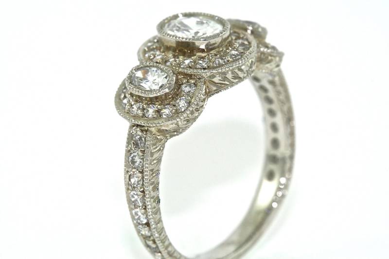 14Kt Weißgold Und Diamant Art Deco Design Hand Graviert 3 Stein Verlobungsring Mit .50Ct Oval Moissanite Center von MasterPieceJewelers