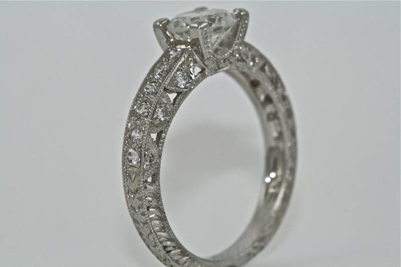 14Kt Weißgold Und Diamant Art Deco Design Hand Gravierte Verlobungsring Mit 1, 00 Ct Weißen Saphir Zentrum von MasterPieceJewelers