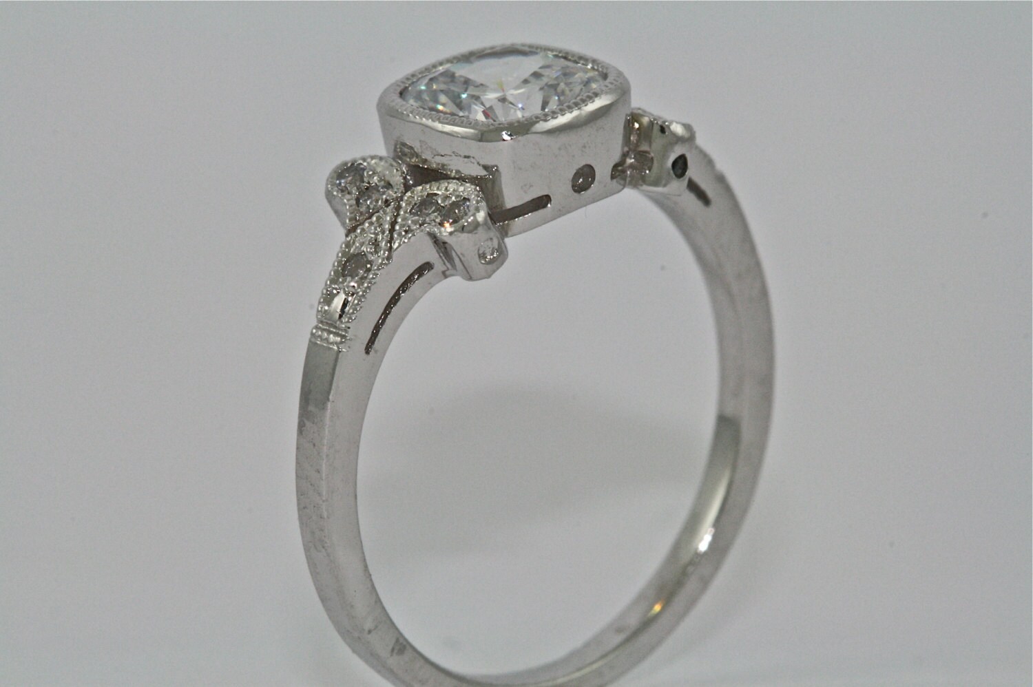 14Kt Weißgold Und Diamant Art Deco Design Verlobungsring Mit Einem Kissen Form 1, 00Ct Moissanite Center von MasterPieceJewelers