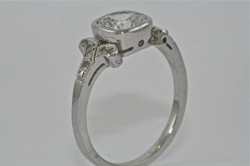 14Kt Weißgold Und Diamant Art Deco Design Verlobungsring Mit Einem Kissen Form 1, 00Ct Moissanite Center 14Kt Weißgold Und Diamant Art Deco Design Verlobungsring Mit Einem Kissen Form 1, 00Ct Moissanite Center von MasterPieceJewelers
